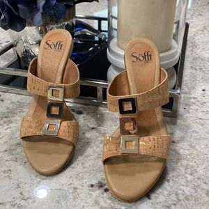 Sofft gold and cork womens slide sandal. Size 7. Never worn beautiful shoe.